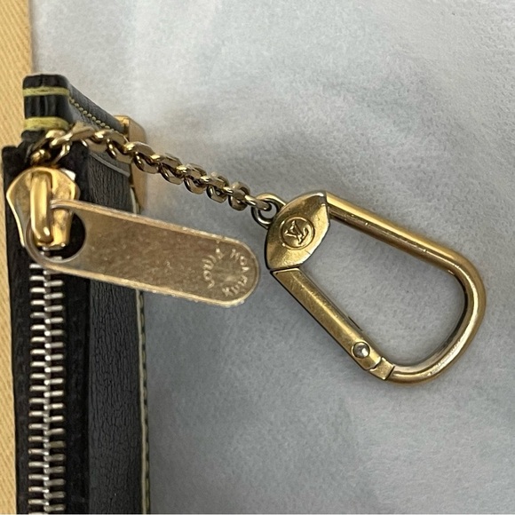 LOUIS VUITTON Black Suhali Leather Key Pouch - Picture 6 of 9